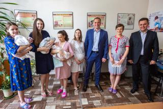 Породіль Кам`янського привітали з Днем матері